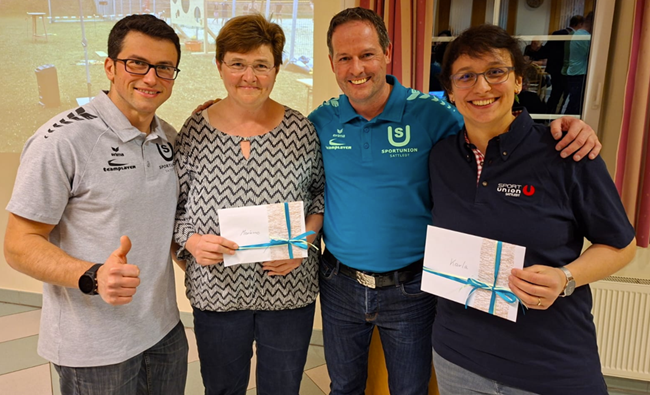 Herzlicher Dank an Marianne & Karla für ihre langjährigen Tätigkeiten (Kassierin Volleyball & Schriftführerin)
